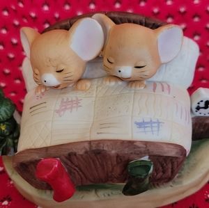Christmas mice figurine